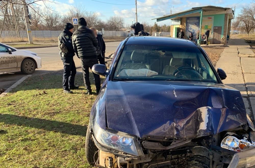 У Краматорську "влетів" у зупинку громадського транспорту