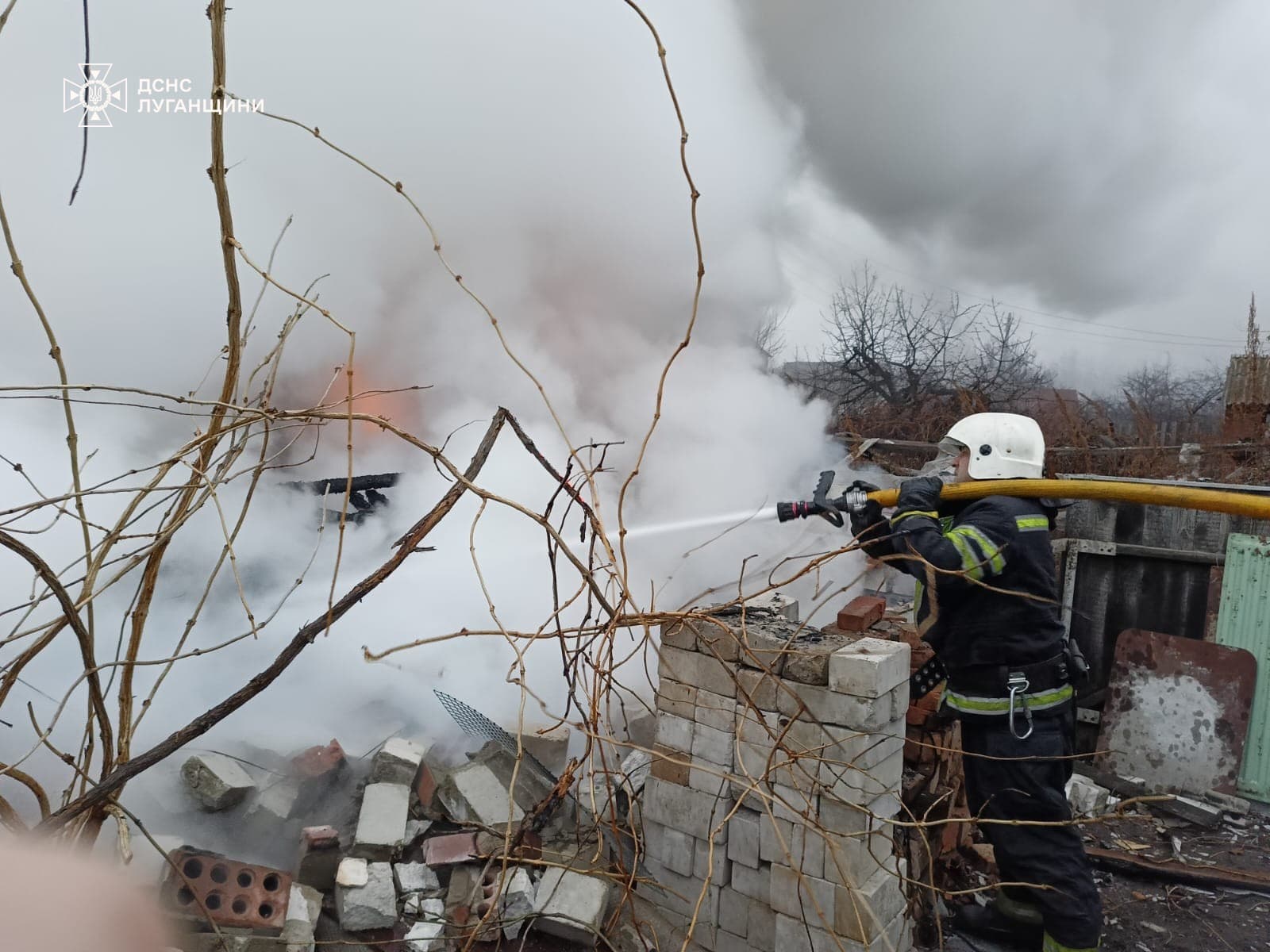 Луганські вогнеборці ліквідували пожежу на приватному подвір’ї на Харківщині