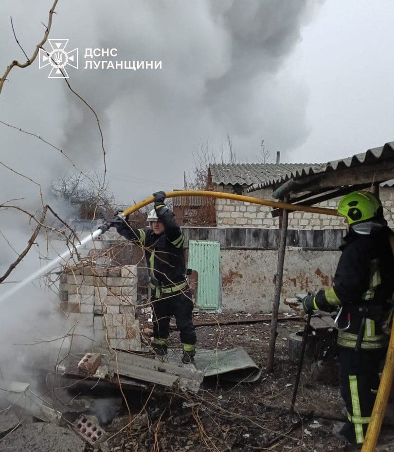 Луганские пожарные ликвидировали пожар на частном дворе Харьковской области