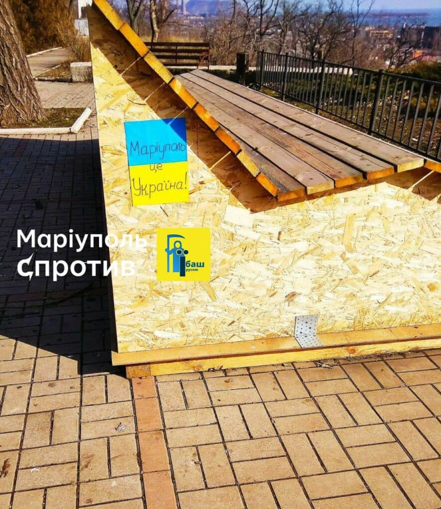 Жителі залишають в окупованому Маріуполі написи про віру в ЗСУ (фото)