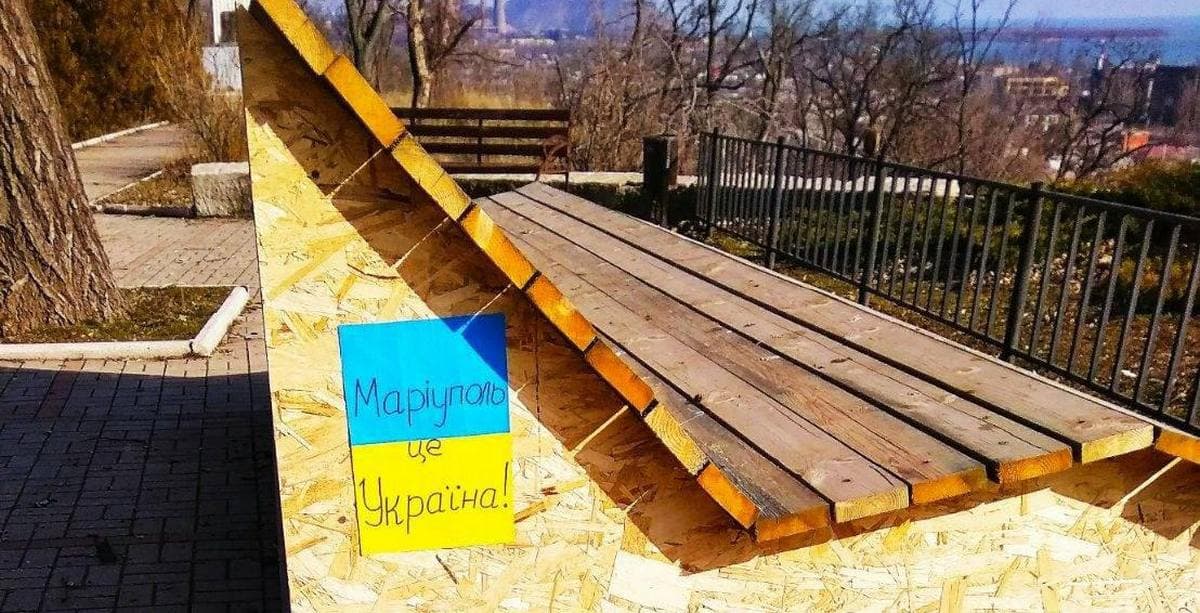 Жителі залишають в окупованому Маріуполі написи про віру в ЗСУ (фото)
