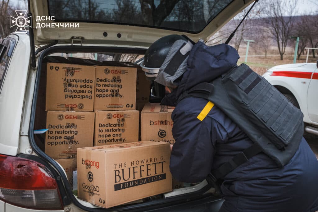 Мешканцям Миколаївки на Донеччині рятувальники привезли гуманітарну допомогу