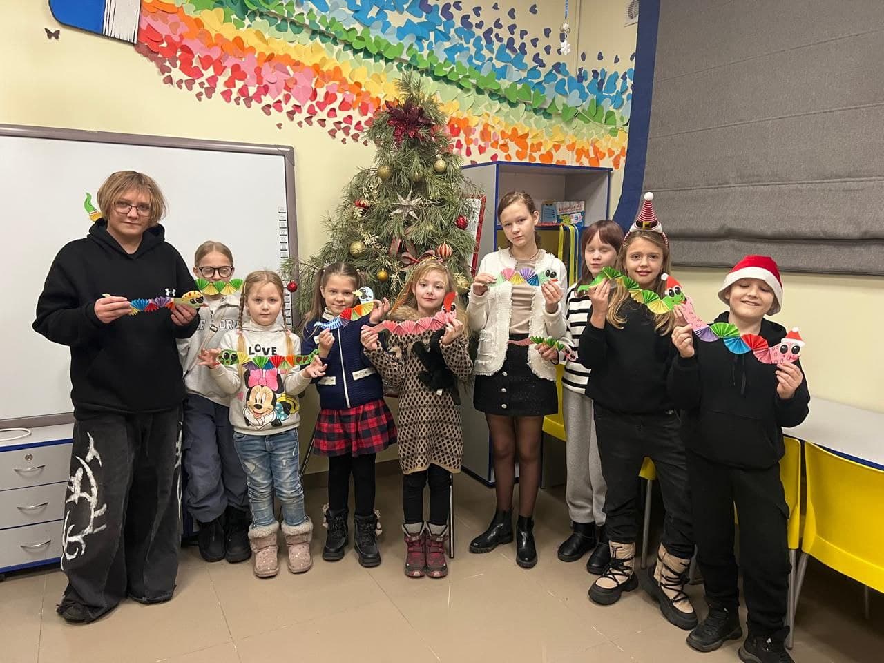 На Київщині діти-переселенці з Торецької громади взяли участь у майстер-класі, присвяченому Зеленій Дерев'яній Змії