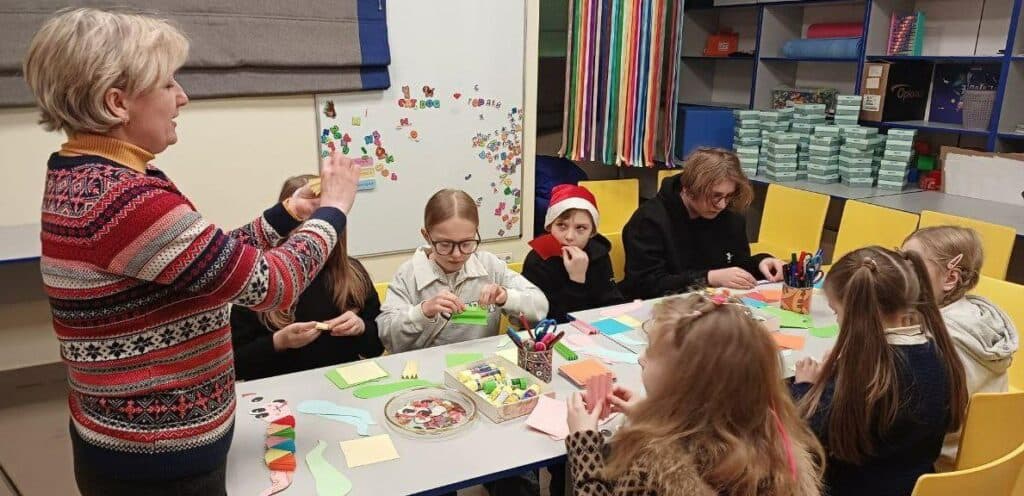 На Київщині діти-переселенці з Торецької громади взяли участь у майстер-класі, присвяченому Зеленій Дерев'яній Змії