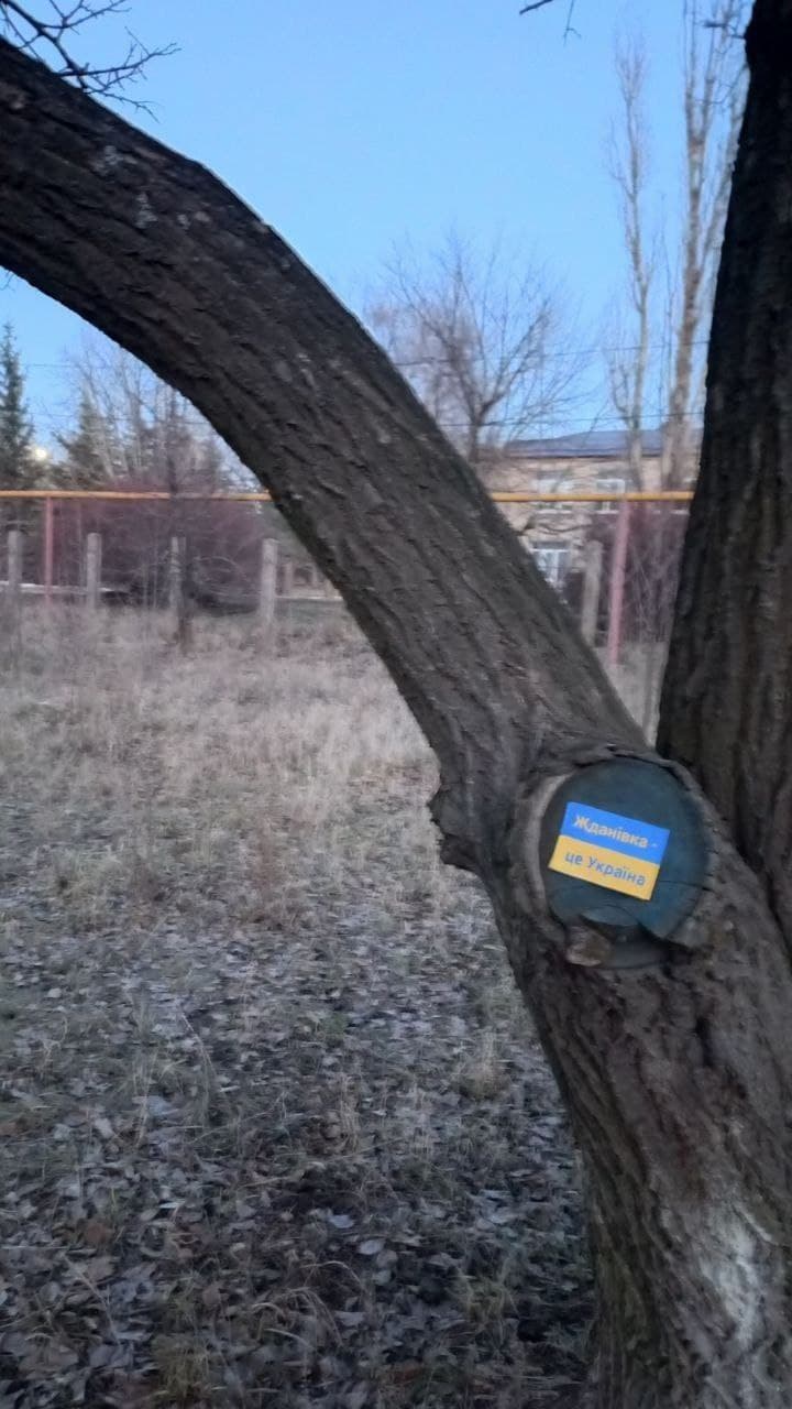 На окупованих територіях Донеччини та Луганщини з'явились нові символи спротиву