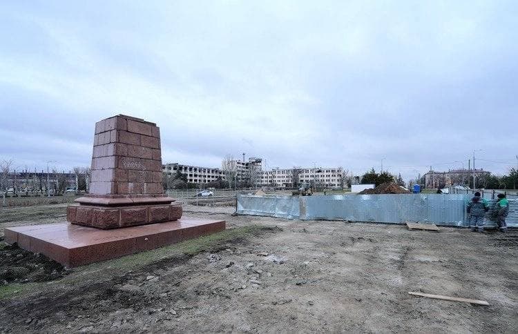 Окупанти створюють у Маріуполі монумент з російським гербом