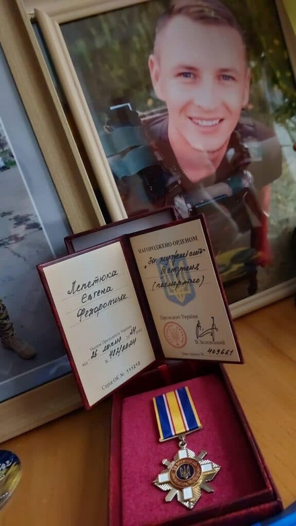 Орден За мужність III ступеня за загиблого прикордонника Євгена Лепетюка отримала його дружина Регіна з маленьким 4-річним сином Арсенієм