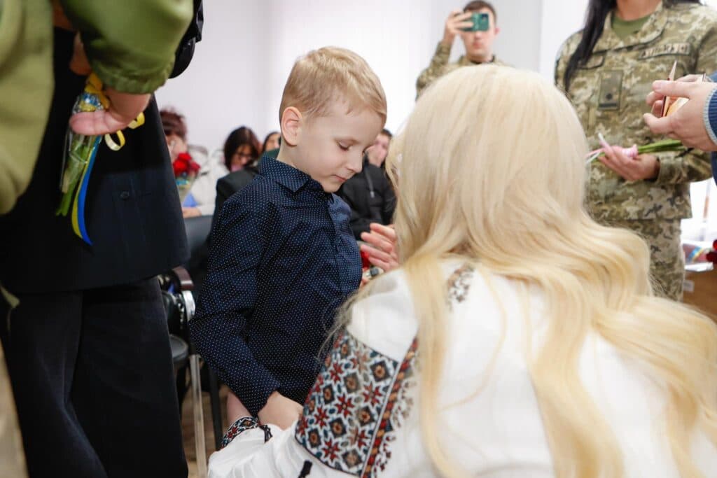 Орден За мужність III ступеня за загиблого прикордонника Євгена Лепетюка отримала його дружина Регіна з маленьким 4-річним сином Арсенієм