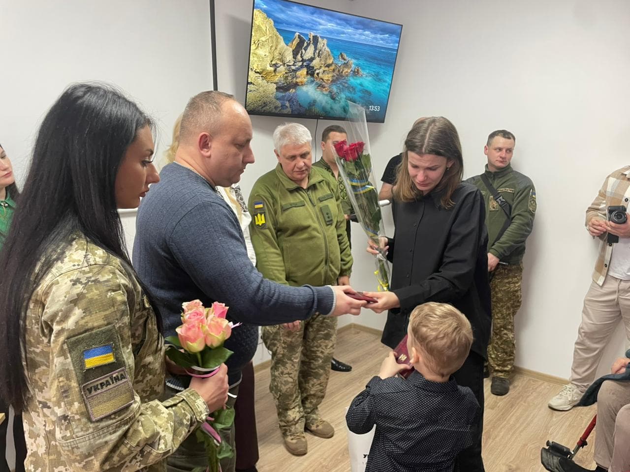 Орден За мужність III ступеня за загиблого прикордонника Євгена Лепетюка отримала його дружина Регіна з маленьким 4-річним сином Арсенієм