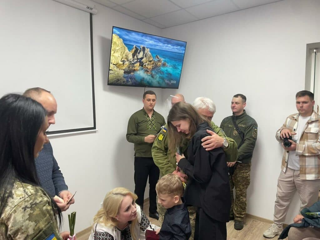 Орден За мужність III ступеня за загиблого прикордонника Євгена Лепетюка отримала його дружина Регіна з маленьким 4-річним сином Арсенієм