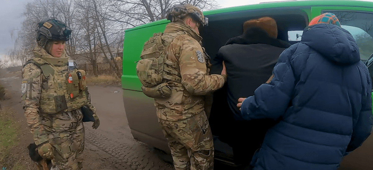 Під ворожими ударами поліцейські продовжують вивозити людей з Лиманської громади (відео)