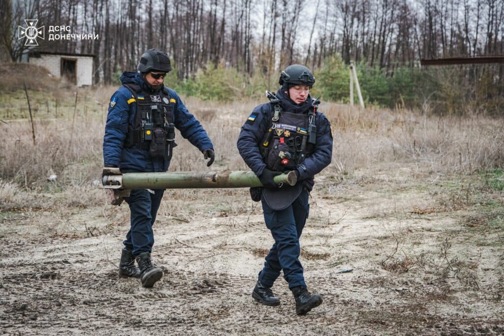 Піротехніки ДСНС виявили мінометну міну та снаряд від РСЗВ Град в лісах Лиманщини
