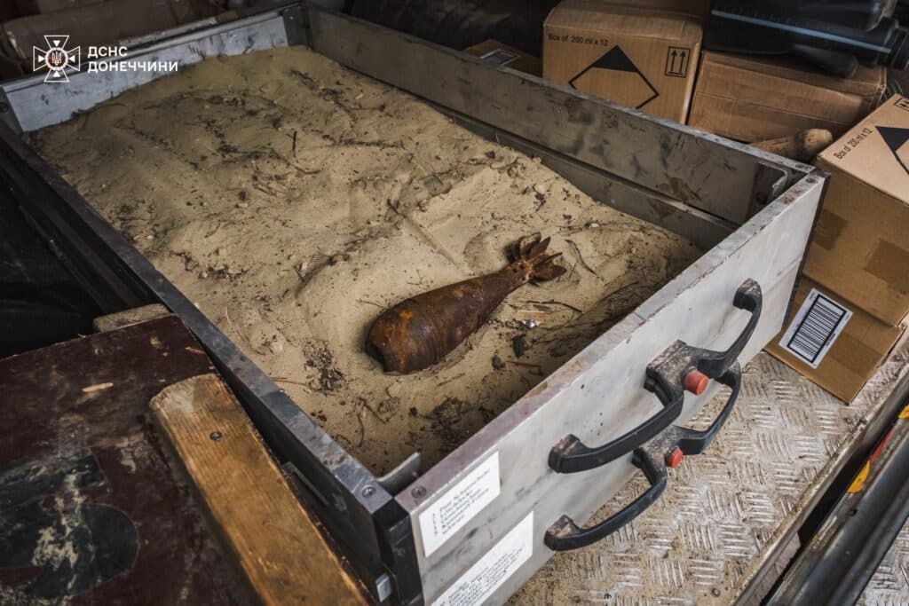 Піротехніки ДСНС виявили мінометну міну та снаряд від РСЗВ Град в лісах Лиманщини