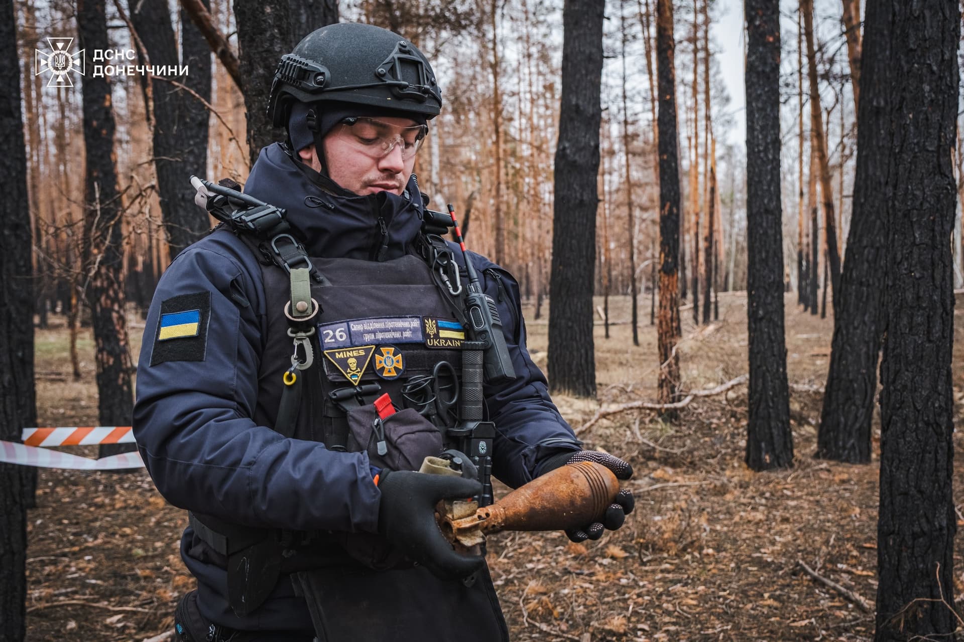 Піротехніки ДСНС виявили мінометну міну та снаряд від РСЗВ Град в лісах Лиманщини