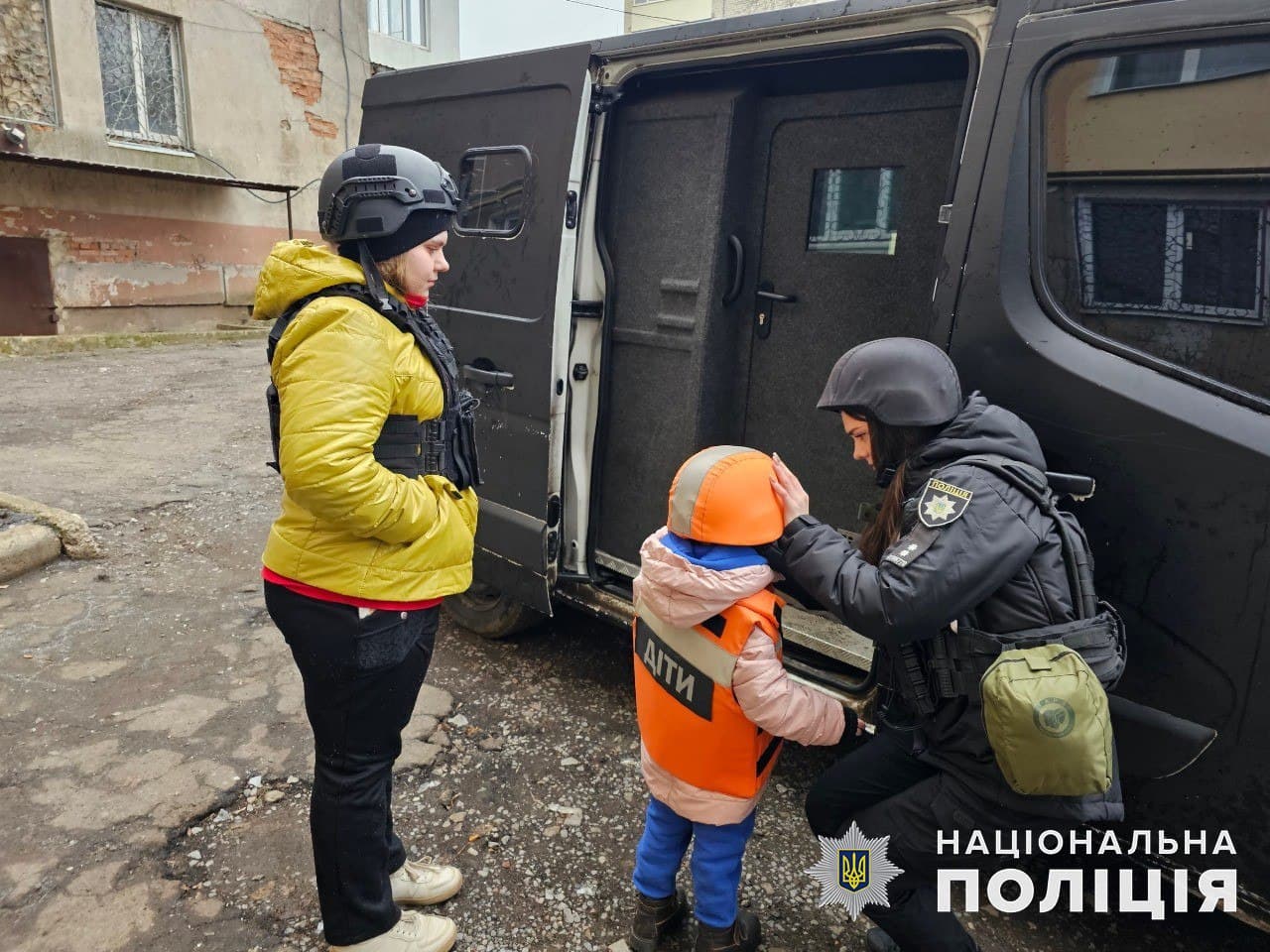 Поліцейські евакуювали з Костянтинівки сім’ю з двома донечками