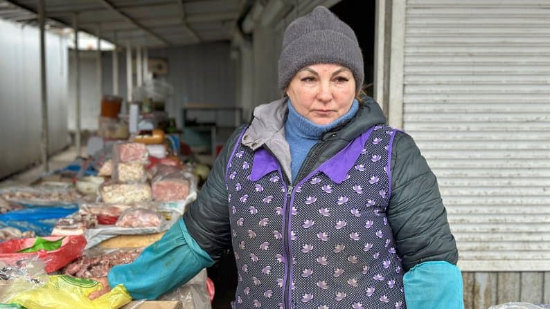 Продавчиня Людмила, Мирноград, Донецька область.