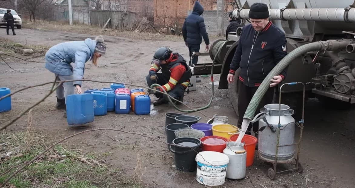 Рятувальники Донеччини привезли до Костянтинівки воду, що стала справжнім дефіцитом для жителів міста