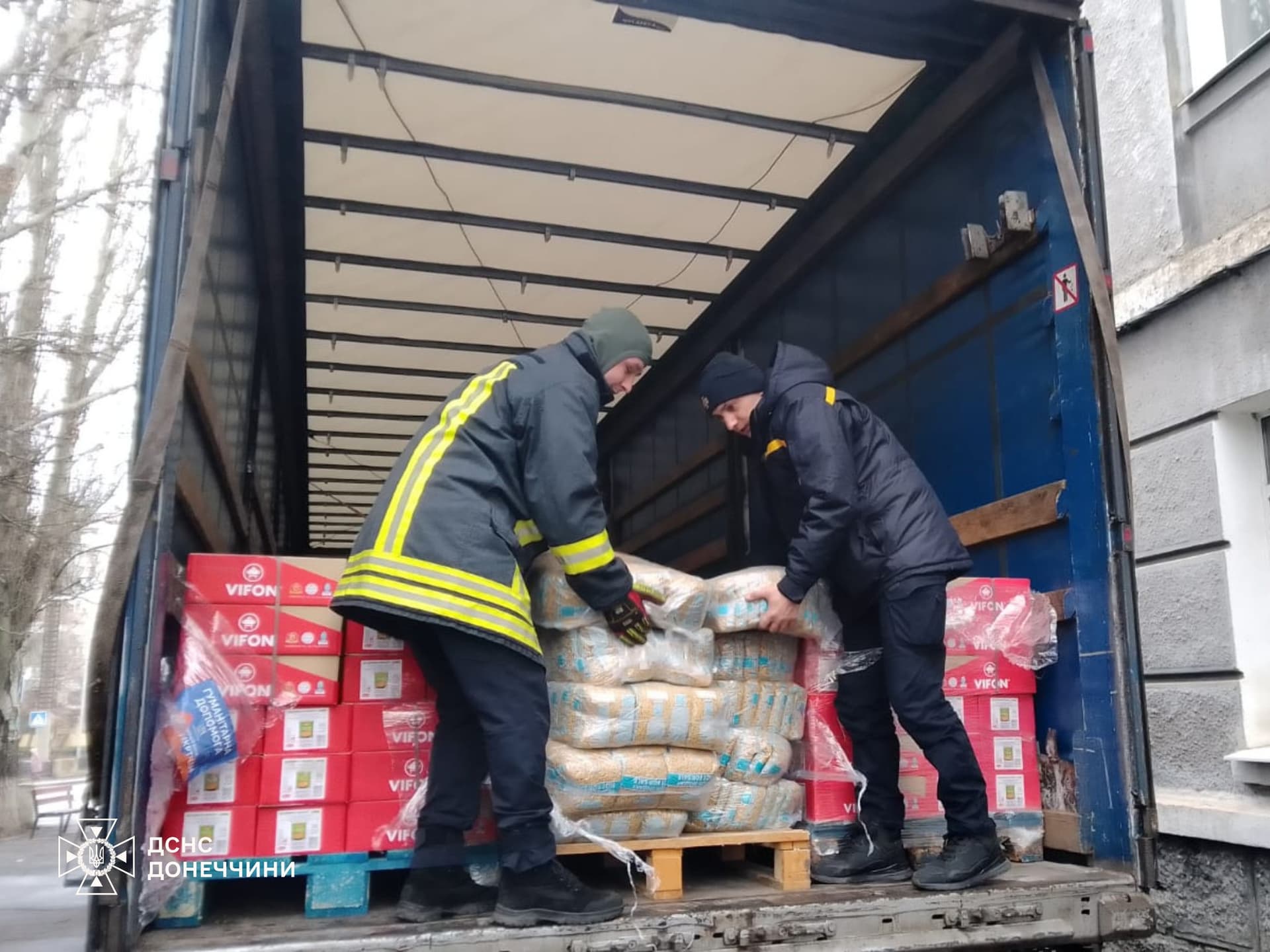 Рятувальники доставили 20 тонн гуманітарної допомоги для мешканців прифронтової зони на Донеччині