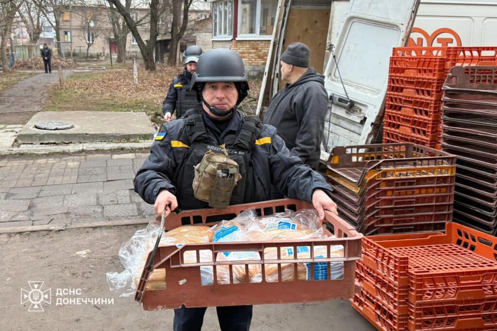 Рятувальники доставили більше тонни гуманітарної допомоги для мешканців Миколаївки на Донеччині