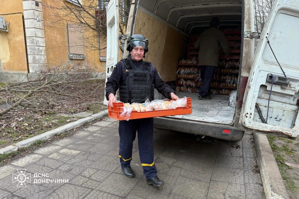 Рятувальники доставили більше тонни гуманітарної допомоги для мешканців Миколаївки на Донеччині