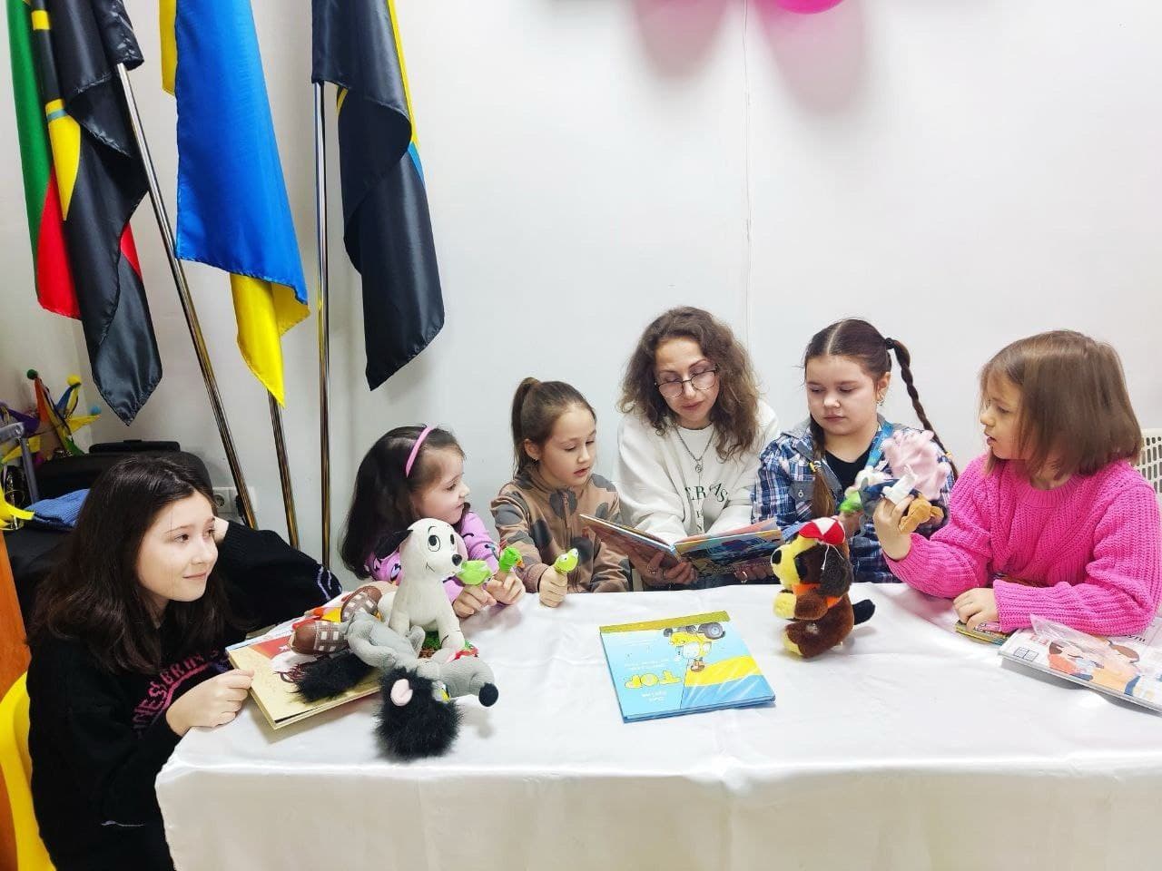 У Черкасах для дітей з Торецької громади організували казкотерапію