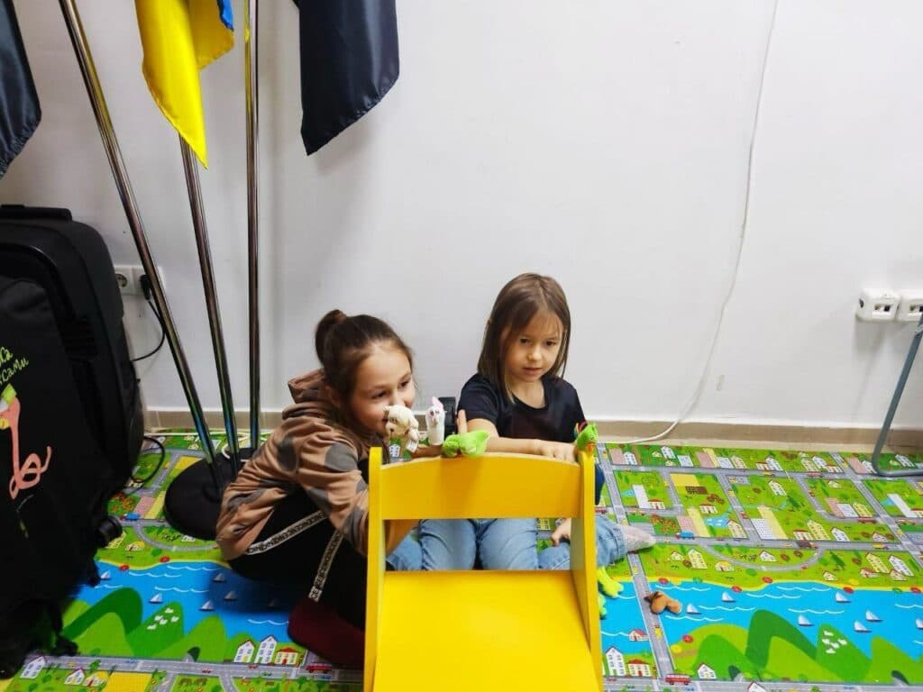 У Черкасах для дітей з Торецької громади організували казкотерапію