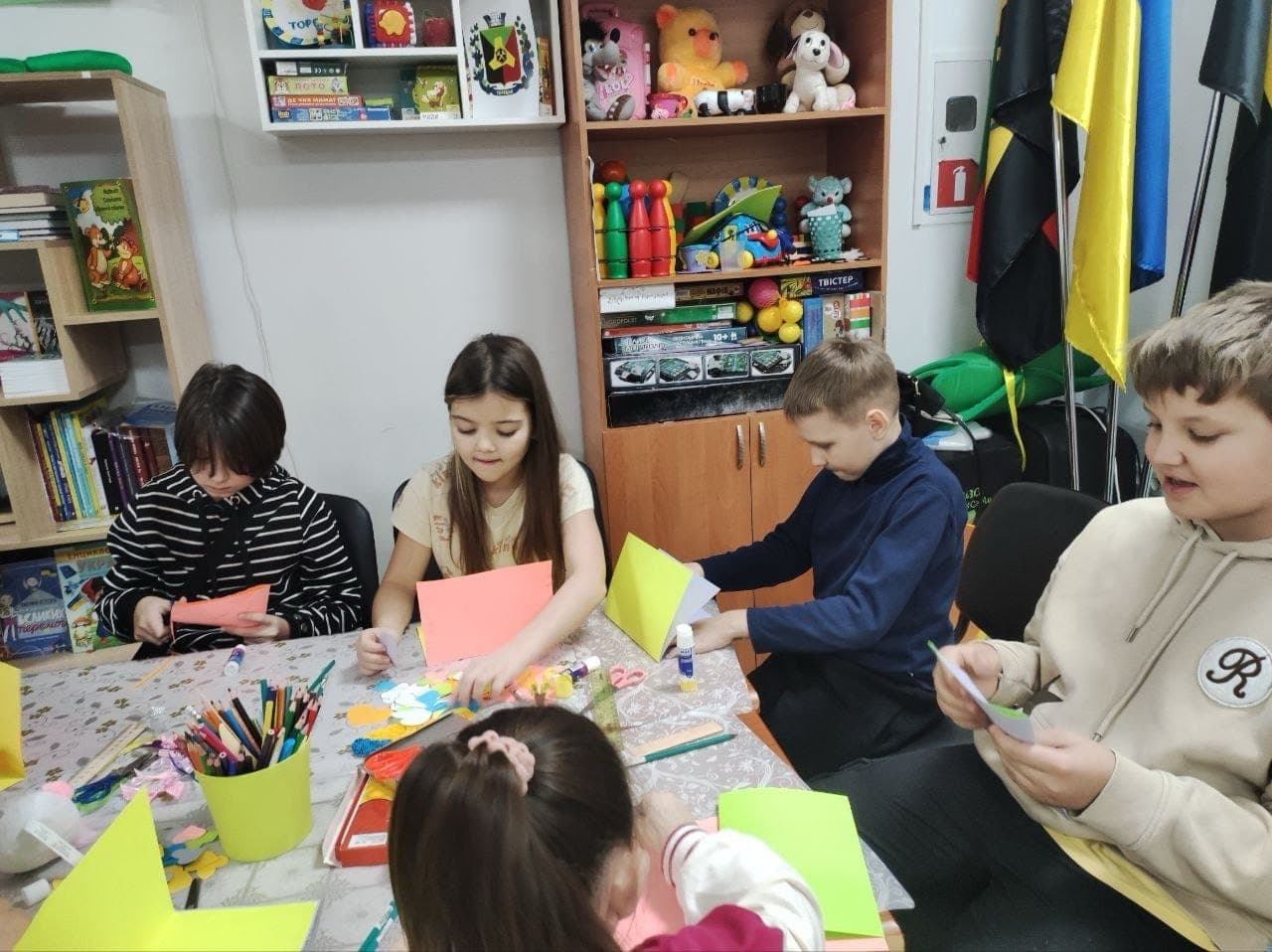 У Черкасах переселенці з Торецька виготовляли листівки вдячності