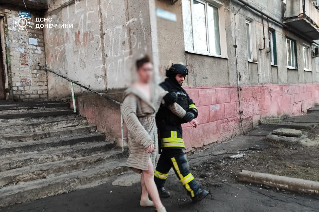 У Дружківці на Донеччині надзвичайники врятували чоловіка з пожежі