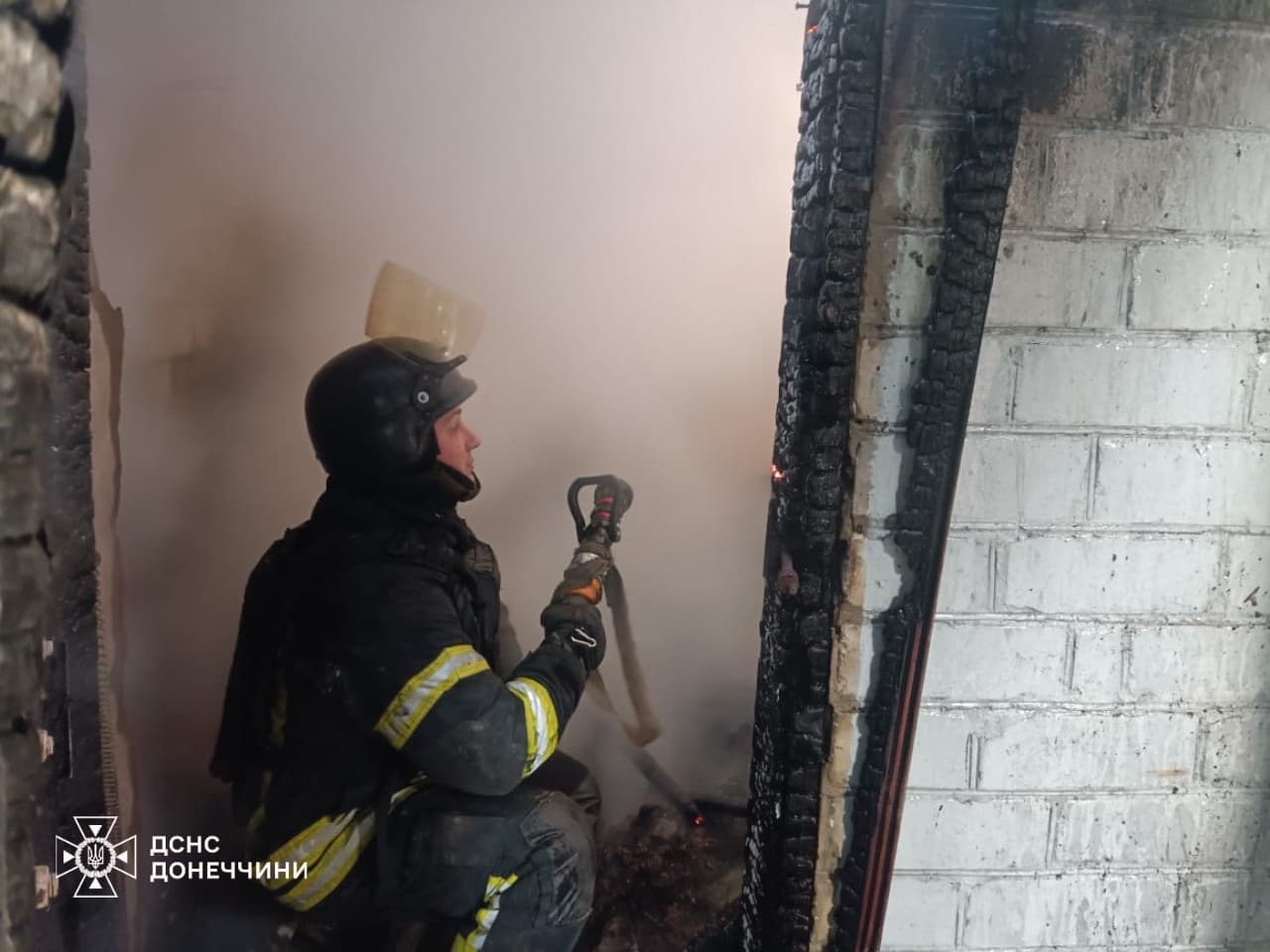 У Краматорському районі рятувальники ліквідували пожежу на території приватного домоволодіння