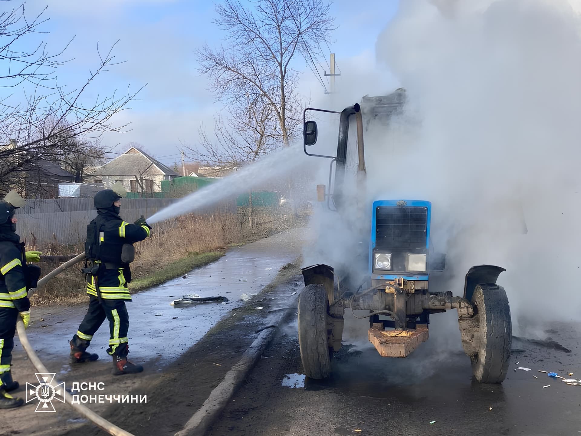 У Краматорську надзвичайники ліквідували пожежу трактора