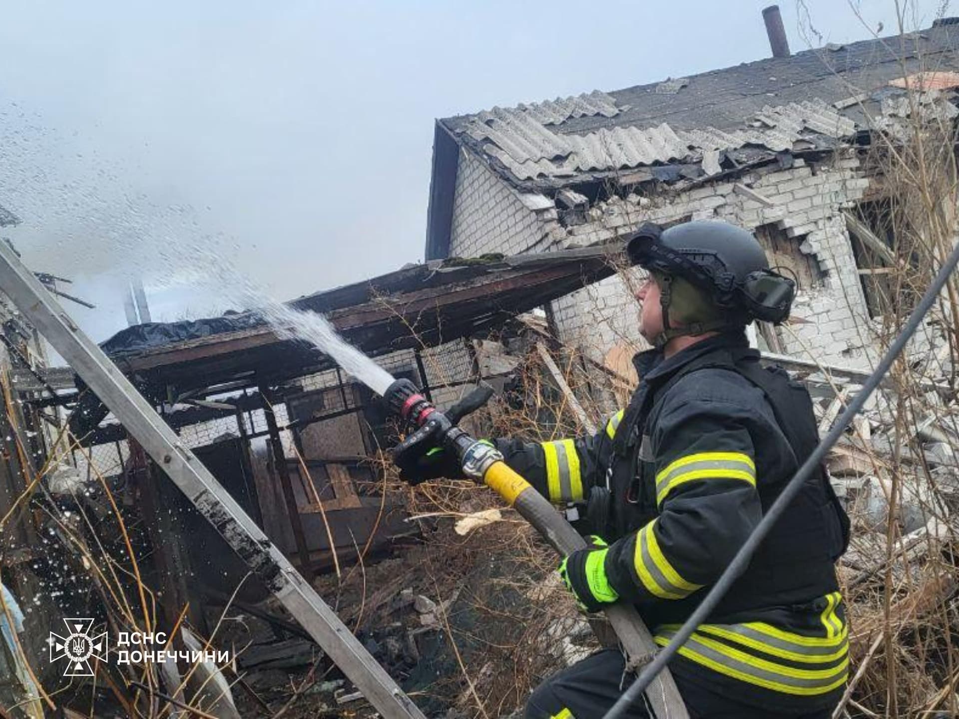 У Лимані черговий обстріл призвів до пожежі в житловому секторі