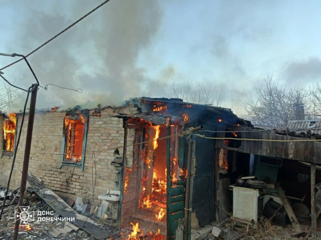 У Лимані рятувальники ліквідували пожежу господарчої споруди