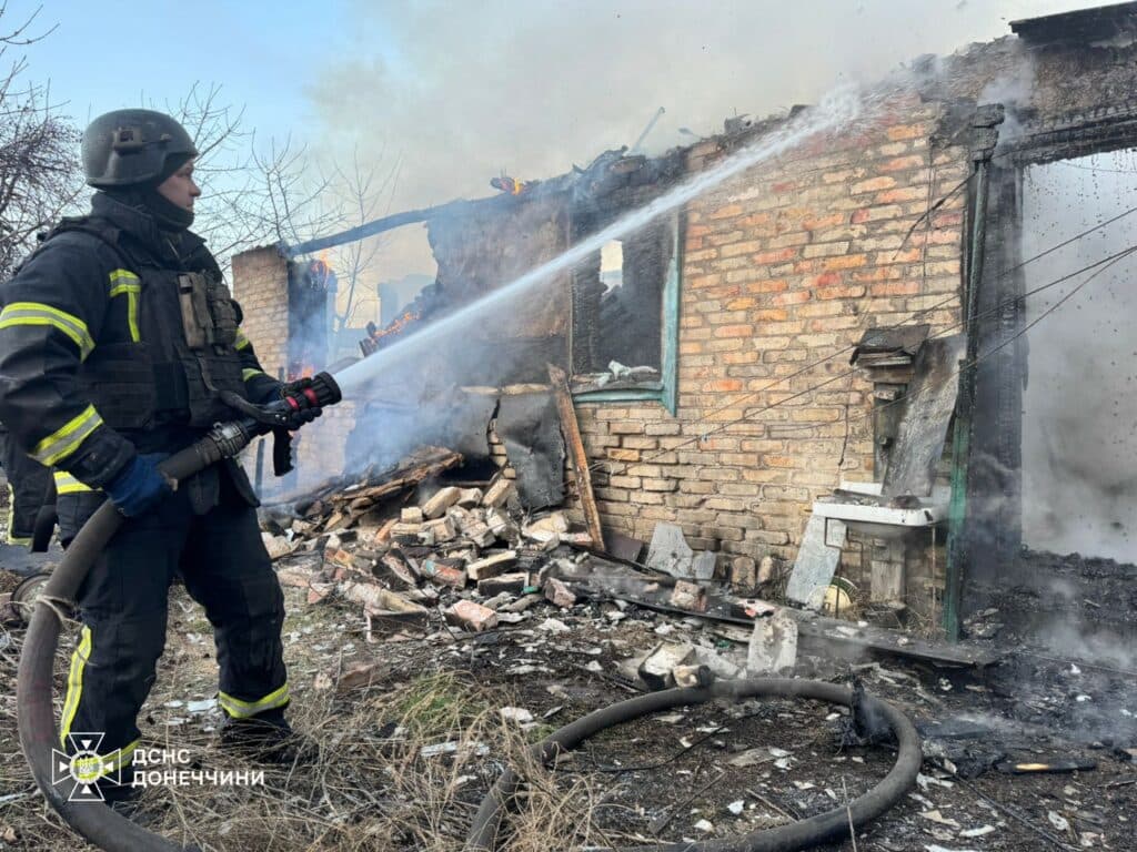 У Лимані рятувальники ліквідували пожежу господарчої споруди