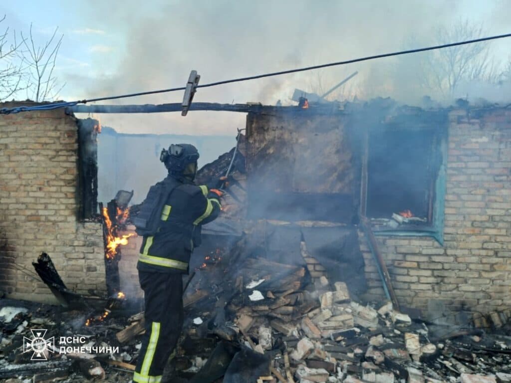 У Лимані рятувальники ліквідували пожежу господарчої споруди