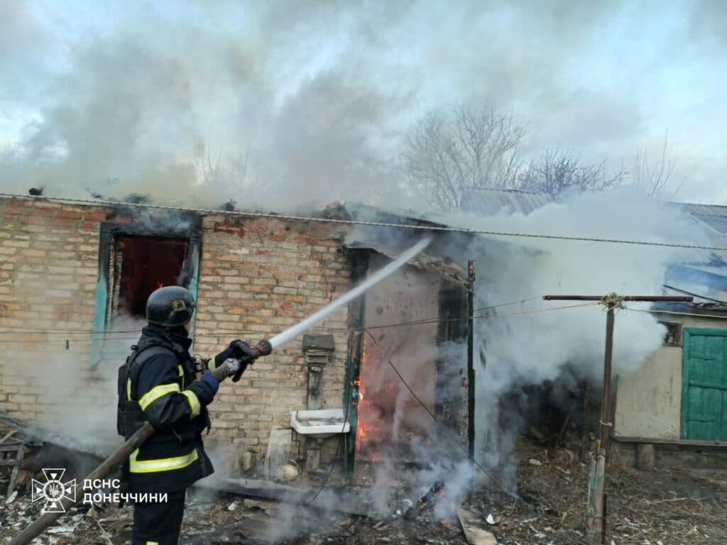 У Лимані рятувальники ліквідували пожежу господарчої споруди