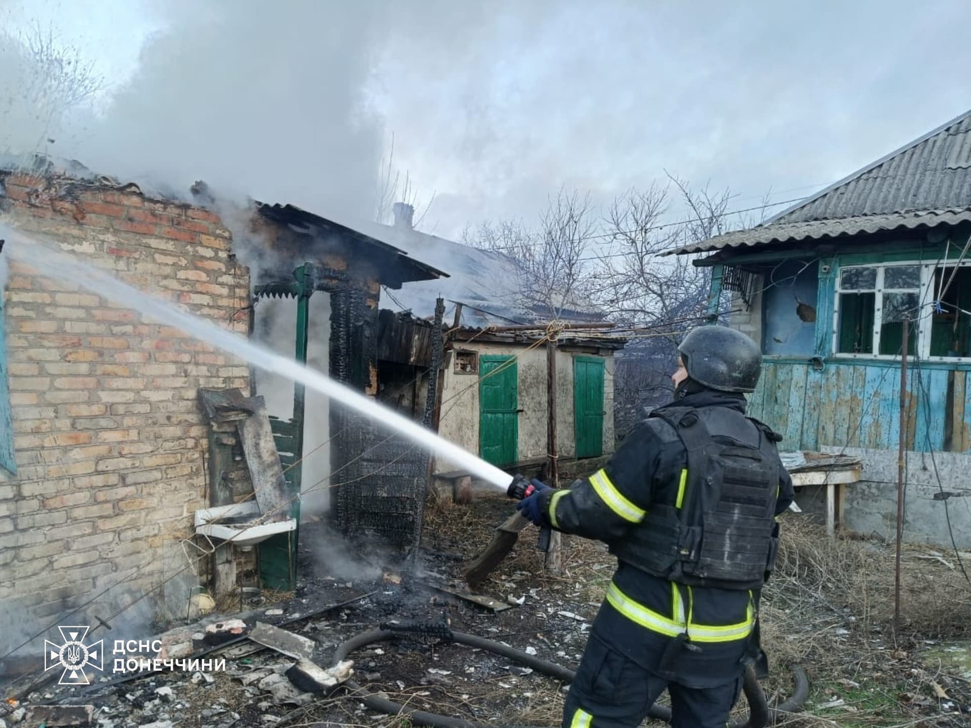 У Лимані рятувальники ліквідували пожежу господарчої споруди