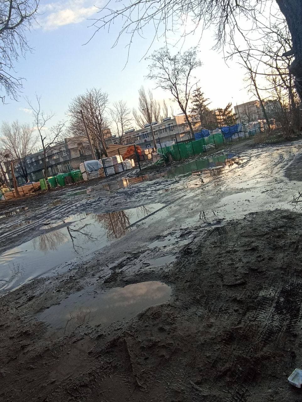 У Маріуполі місцеві потерпають від бруду на вулицях та у дворах