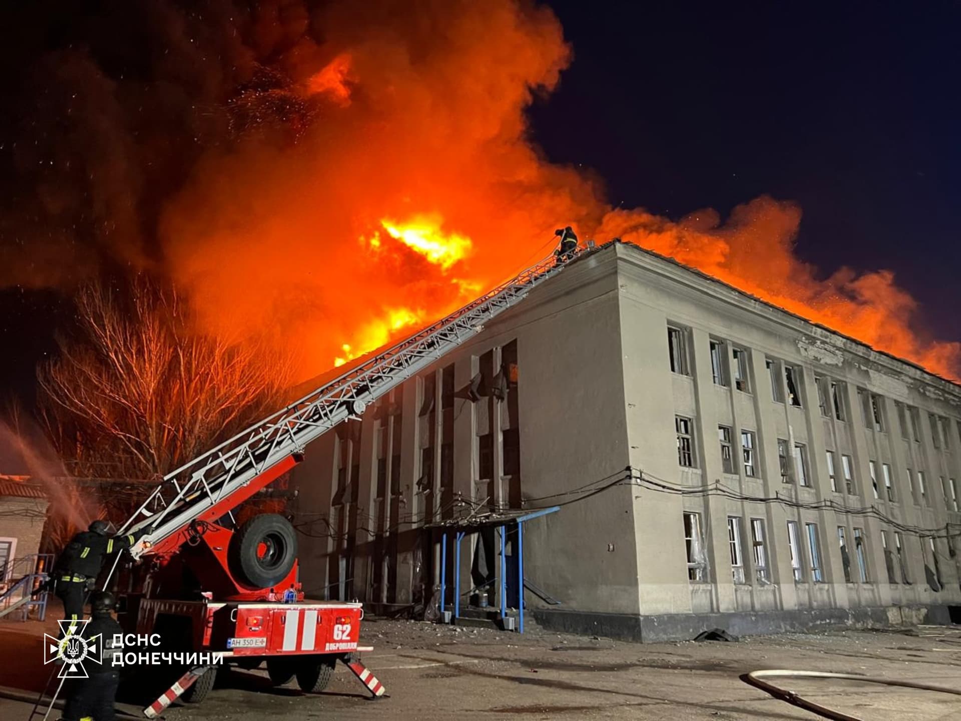 У Покровському районі рятувальники ліквідували пожежу, яка виникла внаслідок обстрілу