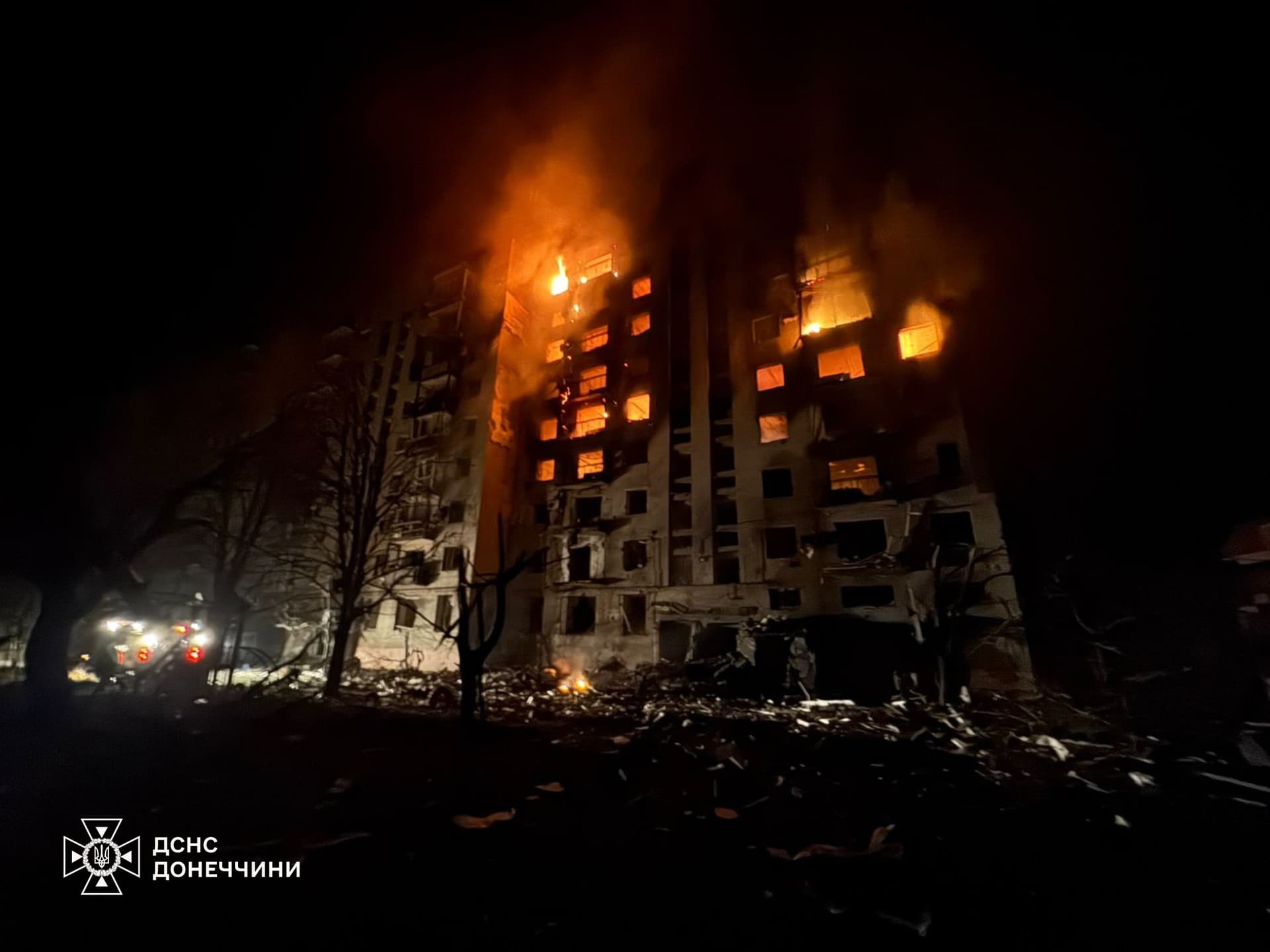 У Покровську внаслідок обстрілу загорілась багатоповерхівка, рятувальники боролися з вогнем під ворожими обстрілами