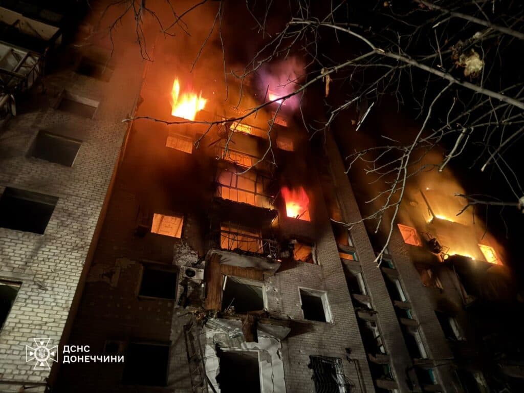 У Покровську внаслідок обстрілу загорілась багатоповерхівка, рятувальники боролися з вогнем під ворожими обстрілами
