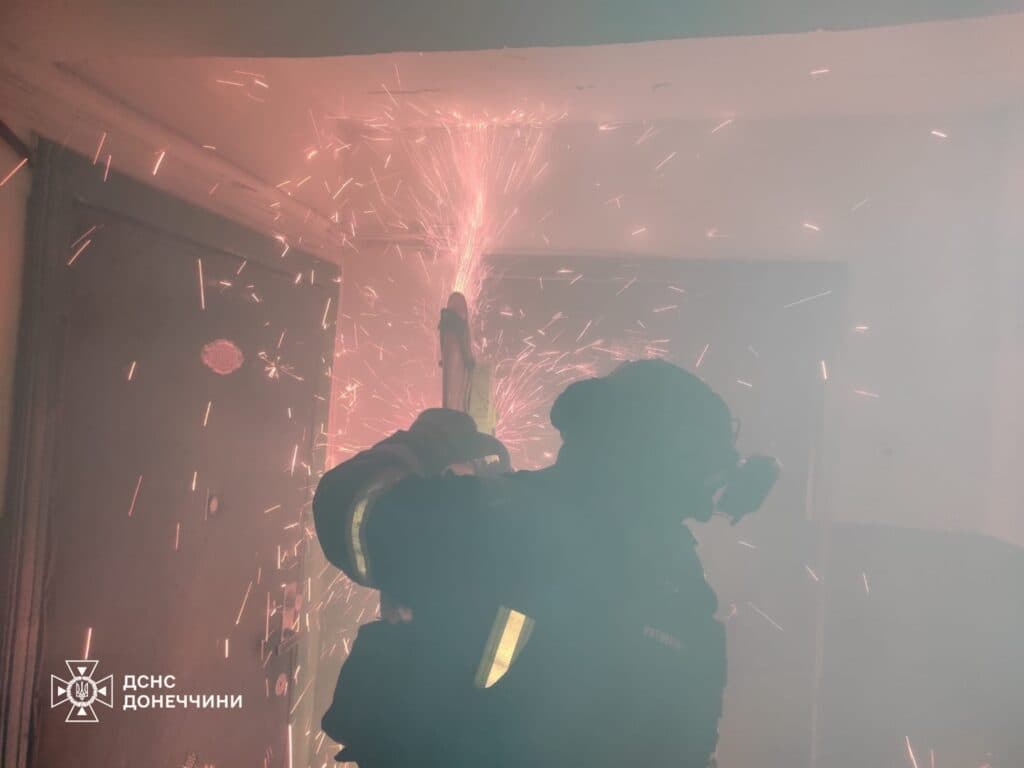 У Покровську внаслідок обстрілу загорілась багатоповерхівка, рятувальники боролися з вогнем під ворожими обстрілами