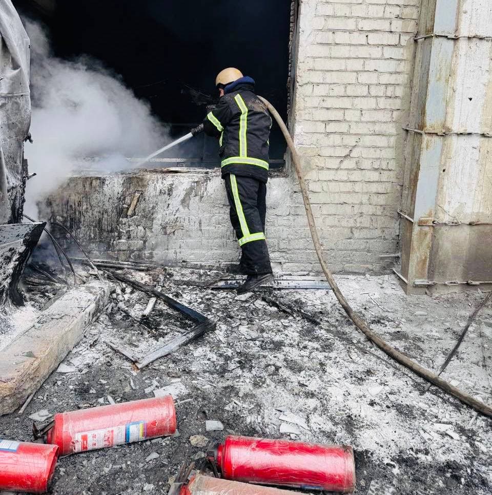 У Родинському вогнеборцям ДСНС допомагали гасити пожежу добровольці-рятувальники з Покровська