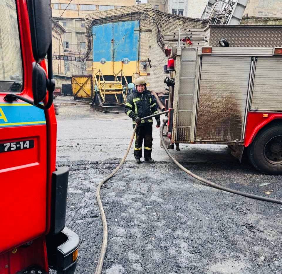 У Родинському вогнеборцям ДСНС допомагали гасити пожежу добровольці-рятувальники з Покровська