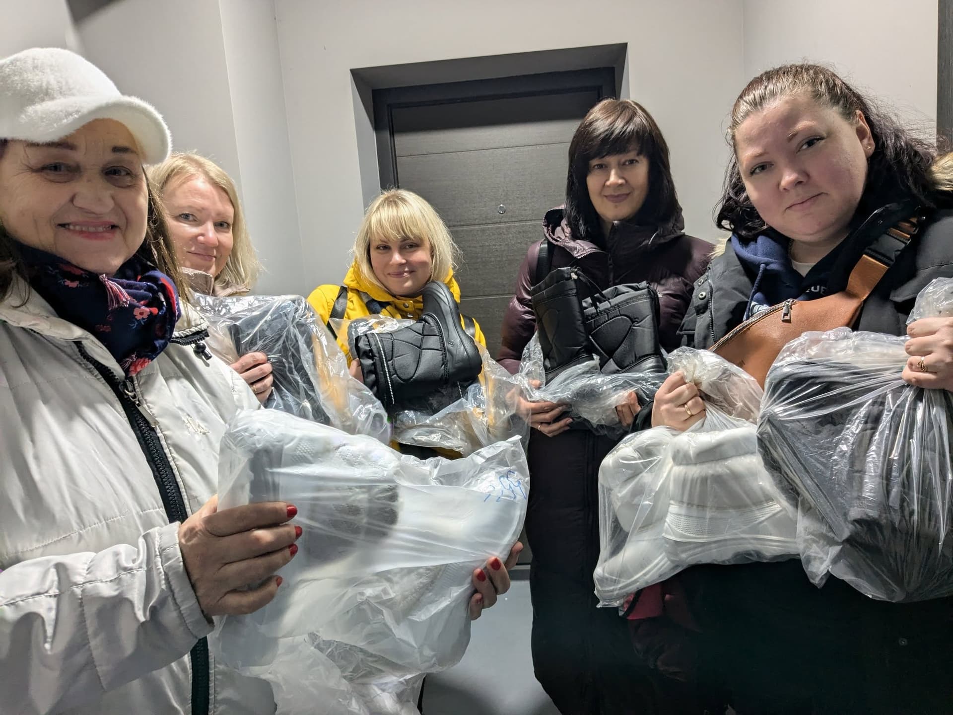 У Сваляві в гуманітарному хабі Старобільської РДА переселенці отримали гуманітарну допомогу