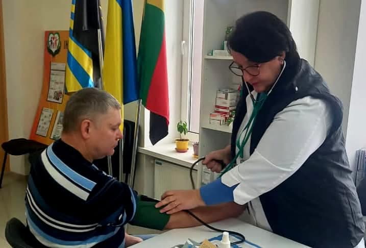 У гуманітарному хабі Торецької громади в Хмельницькому продовжується прийом пацієнтів