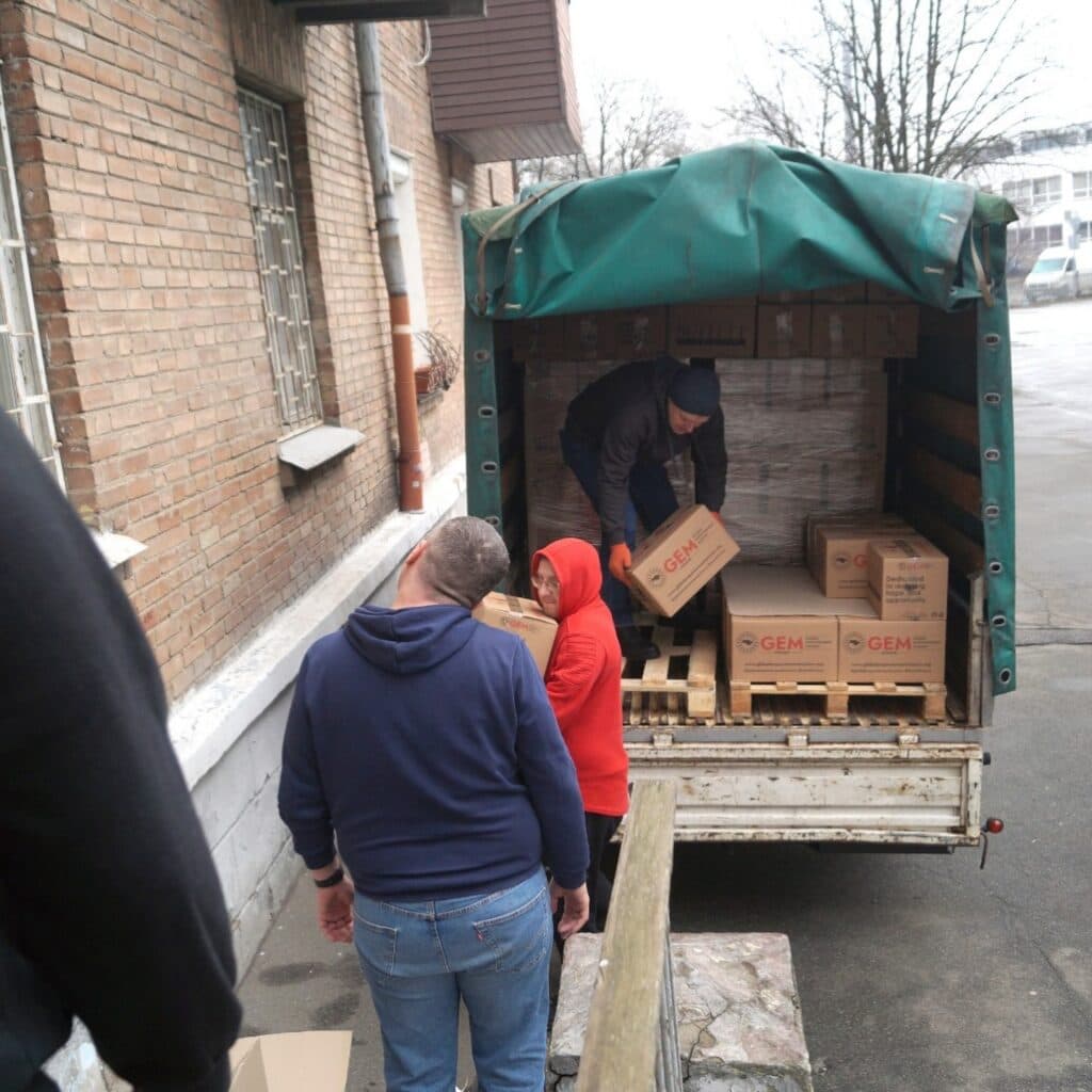 В столичном хабе Марковской СВА переселенцам передали продуктовые наборы длительного хранения от GEM и HGBF