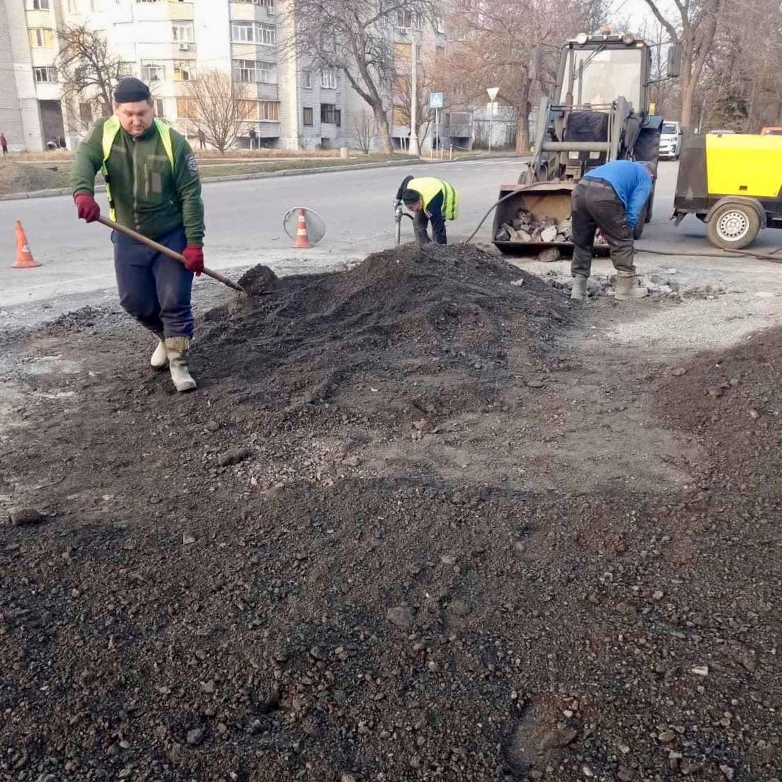 У центрі Краматорська ліквідували вирву на проїзній частині після вчорашнього обстрілу