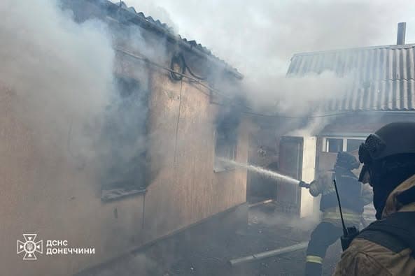 Унаслідок сьогоднішнього російського обстрілу Костянтинівки виникли пожежі