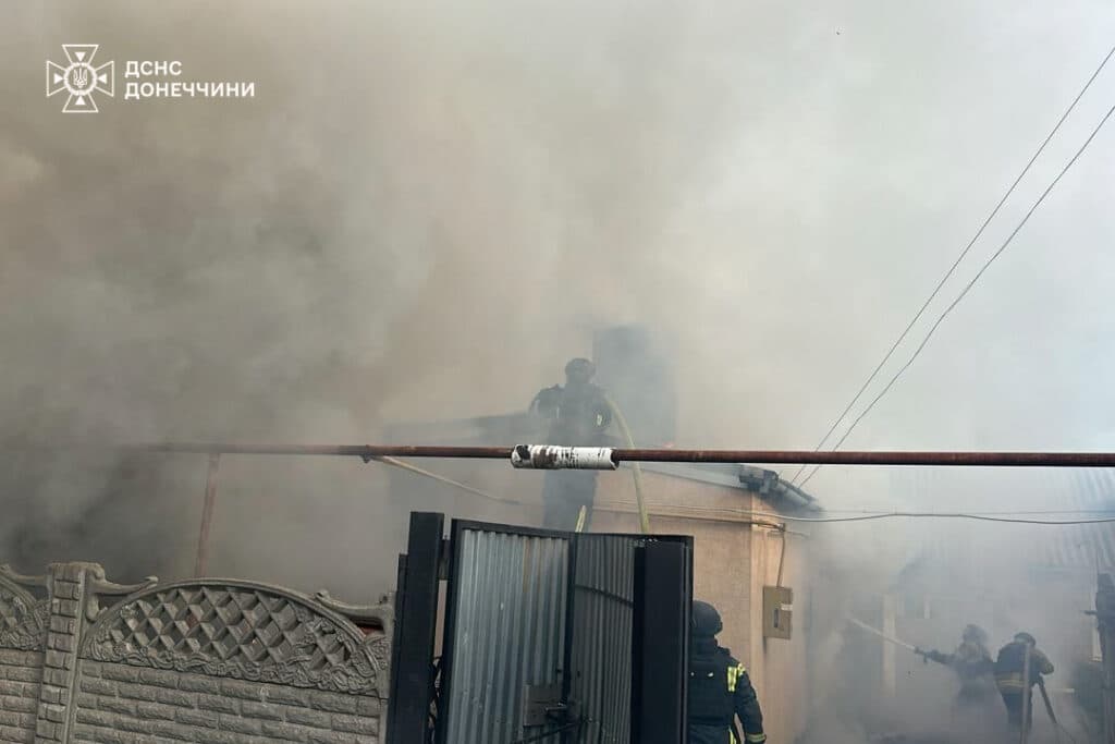 Унаслідок сьогоднішнього російського обстрілу Костянтинівки виникли пожежі