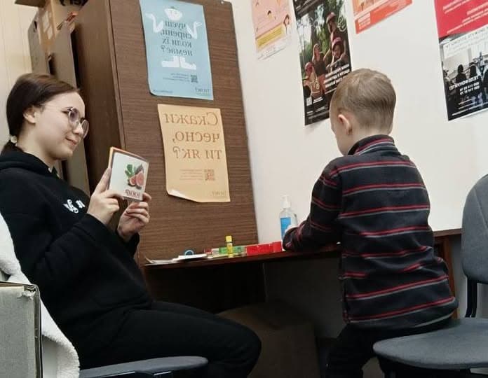 В Івано-Франківську логопед проводить заняття для ВПО з Луганщини